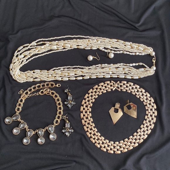Vintage jewelry Bundle of three sets. - Picture 1 of 1